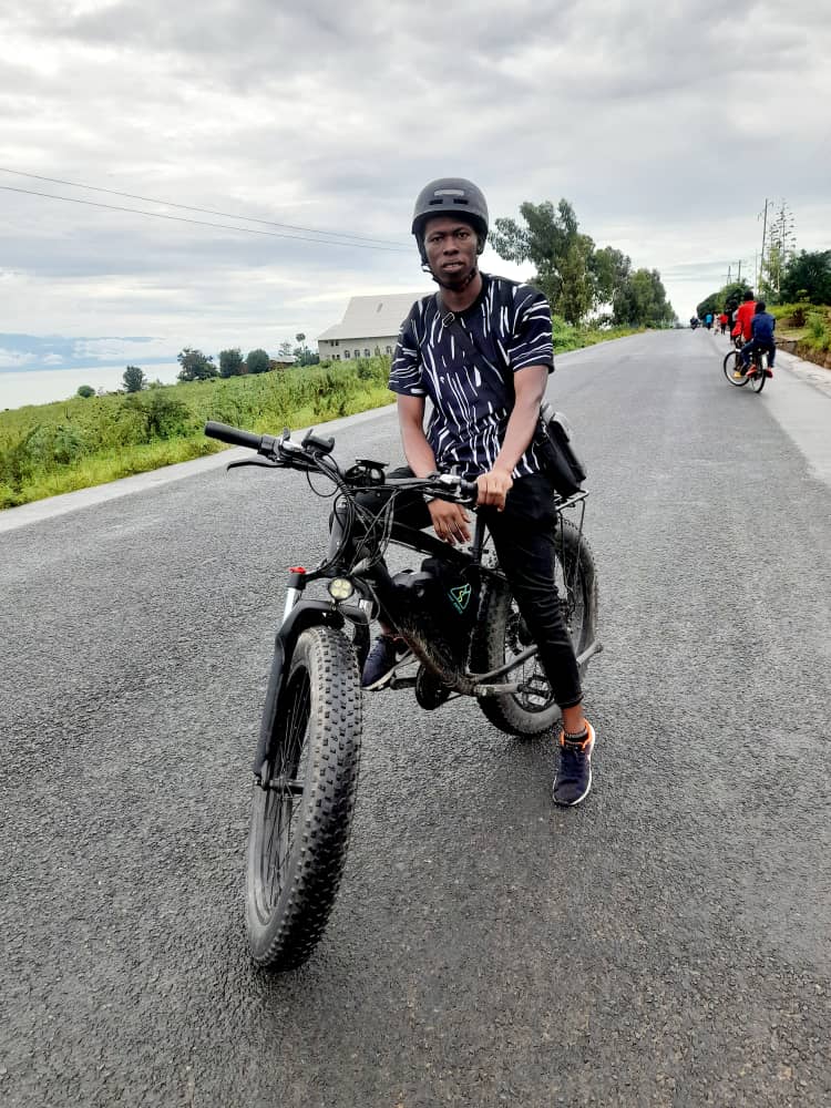 Cyclistes e-fatbike sur la route au-dessus du lac Tanganyika